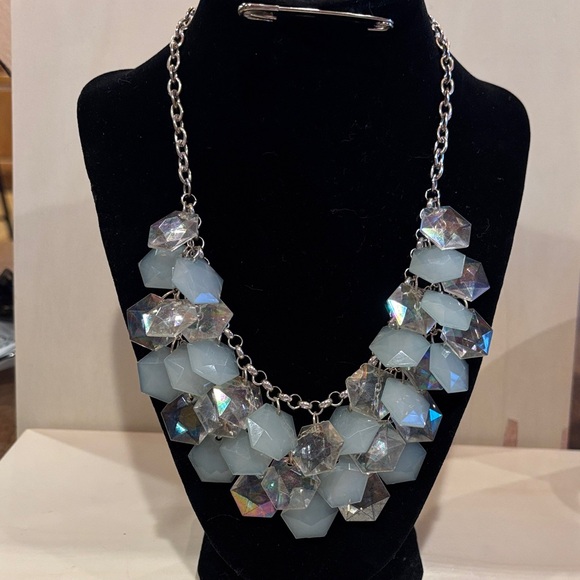 Elegant Silver Toned and Iridescent Acrylic Beaded Necklace. Size 16” to 18” - Picture 4 of 8